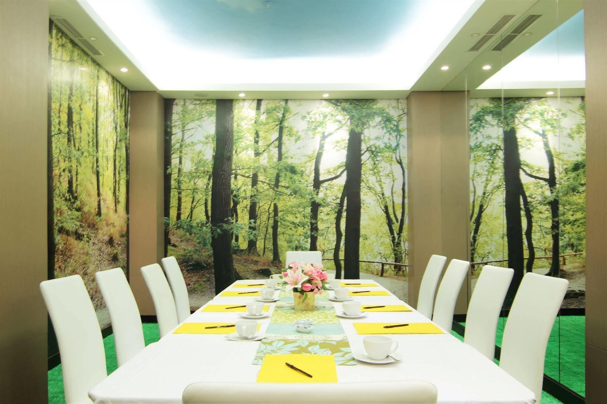 Royal City Hotel Jakarta Exterior photo