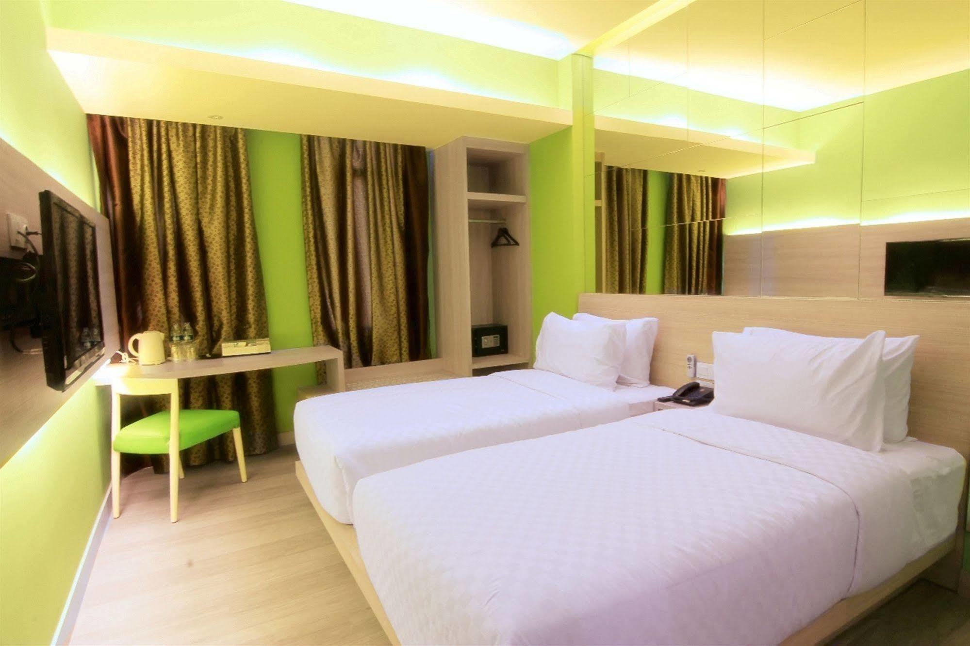 Royal City Hotel Jakarta Exterior photo