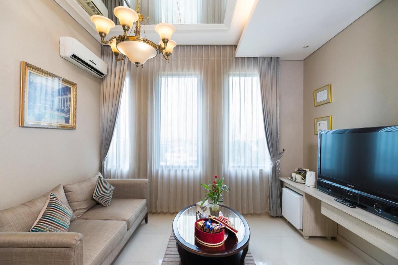 Royal City Hotel Jakarta Exterior photo